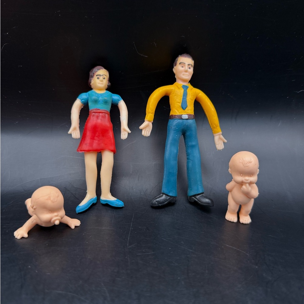Vintage Bendy Rubber Posable Dollhouse Dolls Dad Mom & Hasbro Oodles Lil Babies